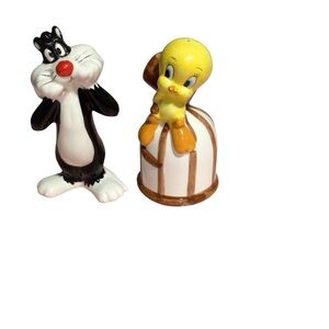 Looney Tunes Sylvester and Tweety Bird vintage ceramic salt and pepper shakers.
